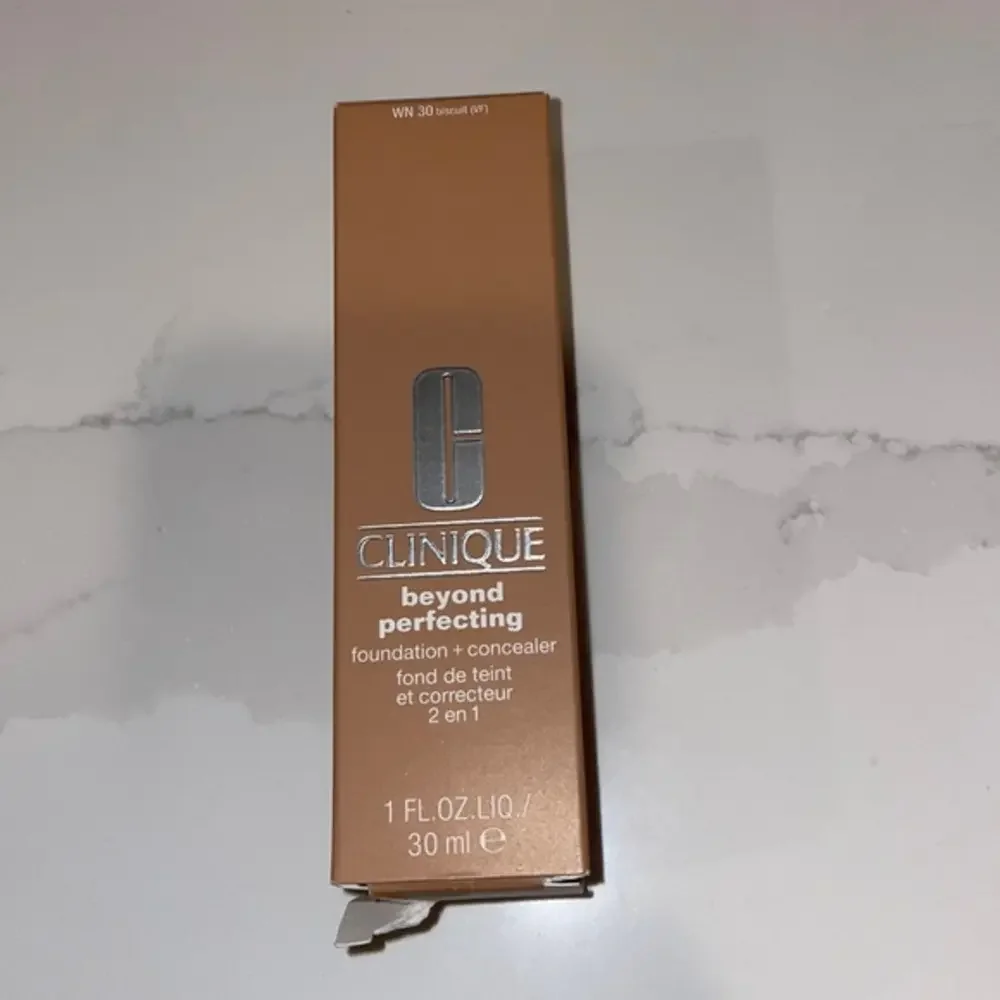 Clinique Beyond Perfecting Foundation + Concealer in Shade Biscuit Full Size NEW